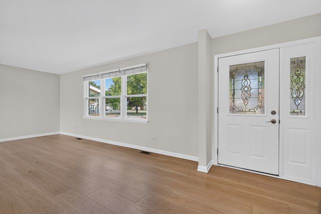 1829 W Catalpa Lane, Mount Prospect, IL 60056