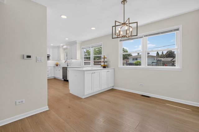 1829 W Catalpa Lane, Mount Prospect, IL 60056