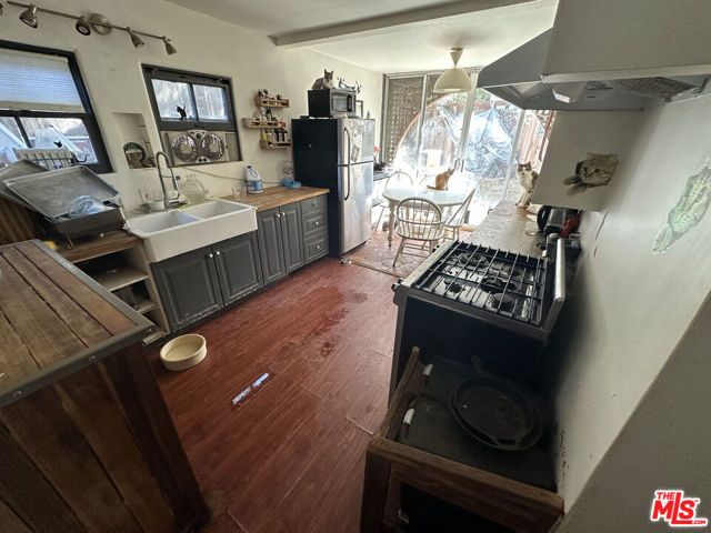 8757 Wonderland Park Avenue, Los Angeles, CA 90046