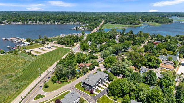 160 Keewatin Way D, Douglas Vllg, MI 49406