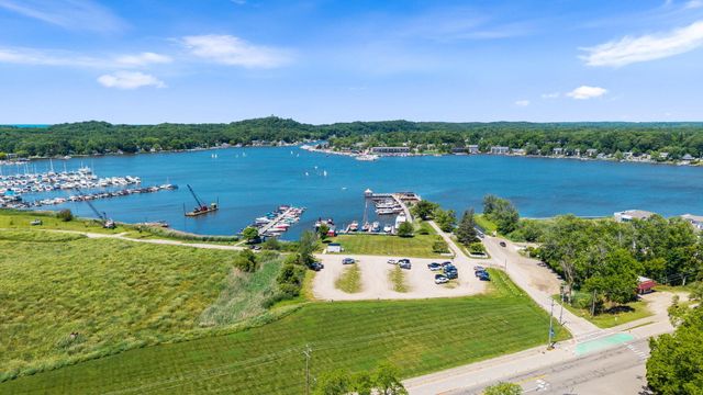 160 Keewatin Way D, Douglas Vllg, MI 49406