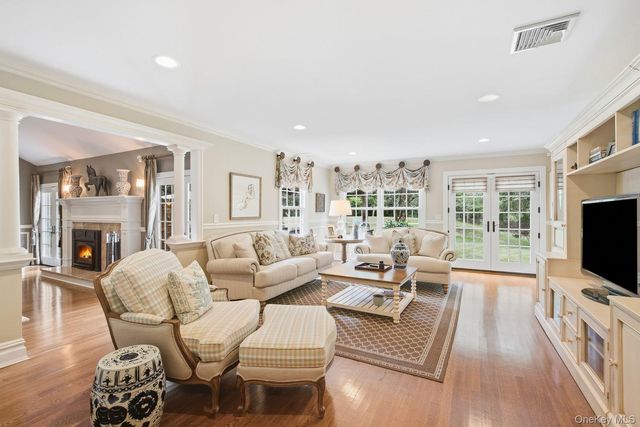 8 Fiddlers Green Drive, Lloyd Harbor, NY 11743