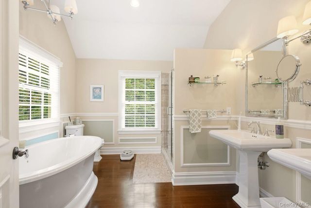 8 Fiddlers Green Drive, Lloyd Harbor, NY 11743