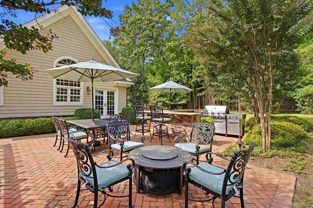 8 Fiddlers Green Drive, Lloyd Harbor, NY 11743