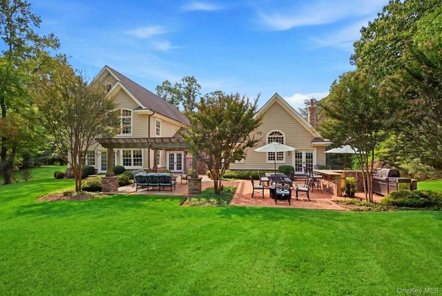 8 Fiddlers Green Drive, Lloyd Harbor, NY 11743
