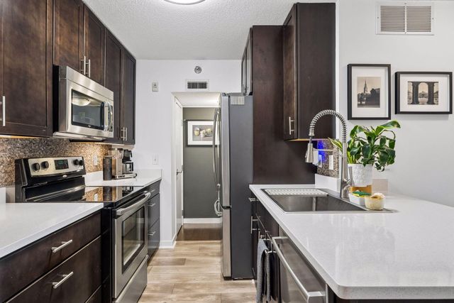 52 Groveland Terrace A304, Minneapolis, MN 55403