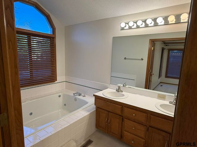 4207 S 148Th Street, Omaha, NE 68137