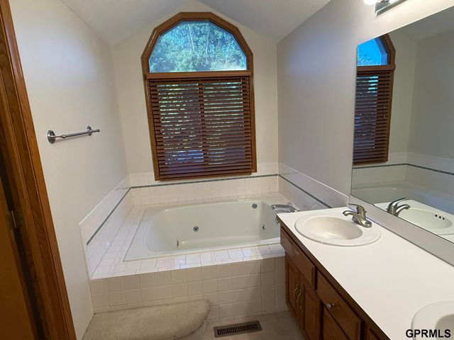 4207 S 148Th Street, Omaha, NE 68137