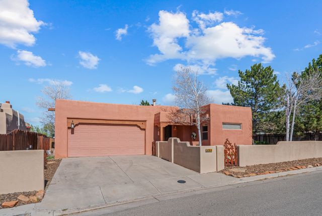 6651 Camino Rojo, Santa Fe, NM 87507