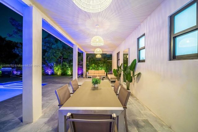 305 NW 124th St, North Miami, FL 33168