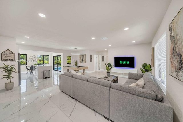 305 NW 124th St, North Miami, FL 33168