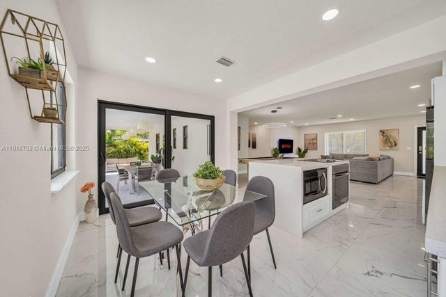 305 NW 124th St, North Miami, FL 33168