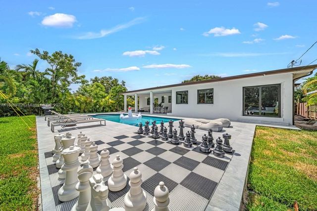 305 NW 124th St, North Miami, FL 33168