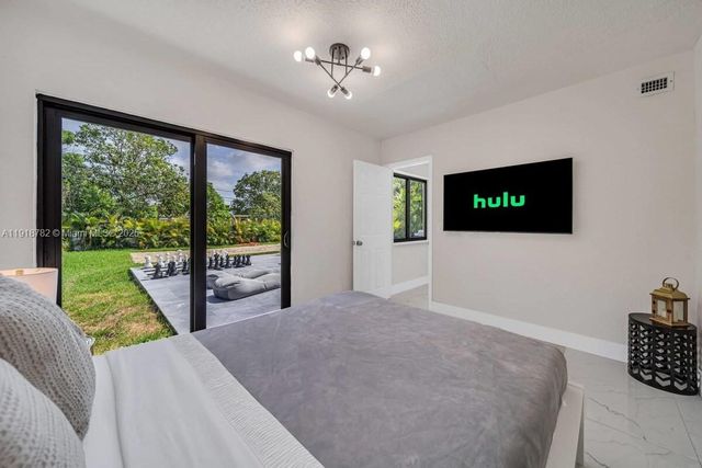 305 NW 124th St, North Miami, FL 33168