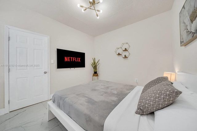 305 NW 124th St, North Miami, FL 33168