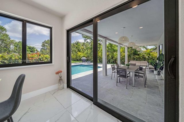 305 NW 124th St, North Miami, FL 33168