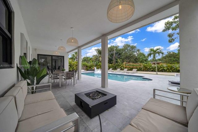 305 NW 124th St, North Miami, FL 33168