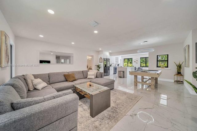 305 NW 124th St, North Miami, FL 33168