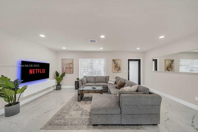 305 NW 124th St, North Miami, FL 33168