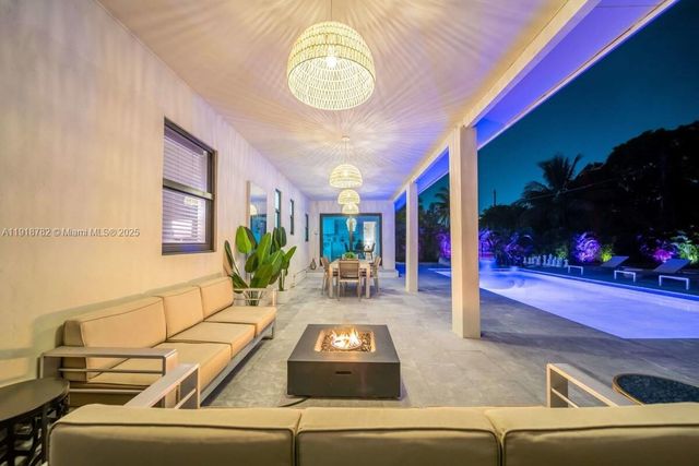 305 NW 124th St, North Miami, FL 33168