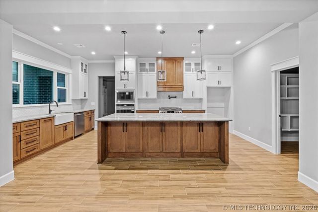 31820 E Two Socks Drive, Broken Arrow, OK 74014