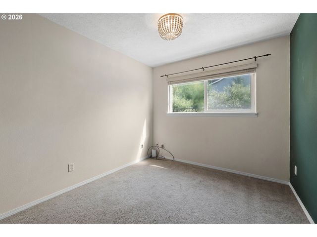 16300 Se ECKERT Ln, Damascus, OR 97089