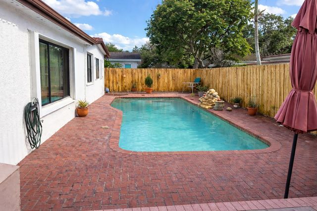 10478 NW 4th Street, Plantation, FL 33324