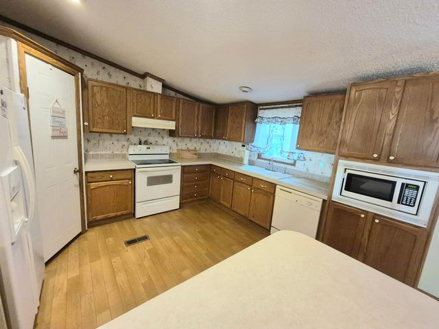 300 Snug Harbor TRL, Moneta, VA 24121