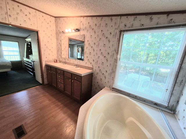 300 Snug Harbor TRL, Moneta, VA 24121