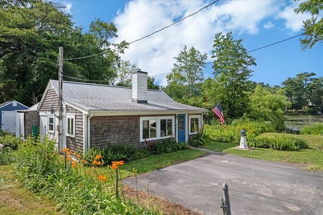 15 Charles St, Lakeville, MA 02347