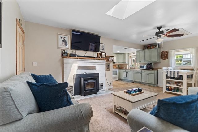 15 Charles St, Lakeville, MA 02347