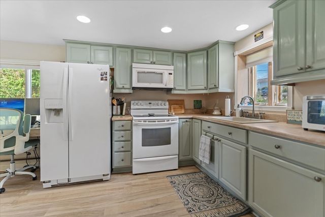 15 Charles St, Lakeville, MA 02347