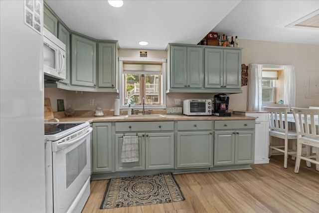 15 Charles St, Lakeville, MA 02347