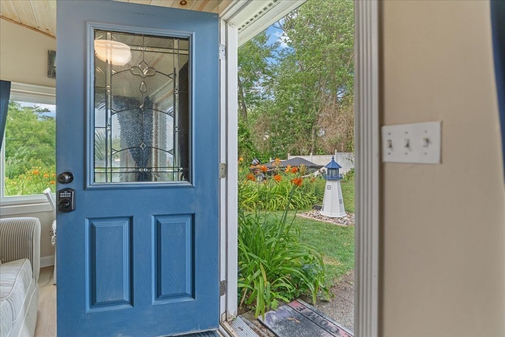 15 Charles St, Lakeville, MA 02347