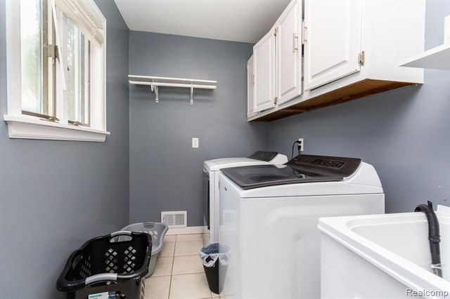 17890 Fox Glen Drive, Riverview, MI 48193