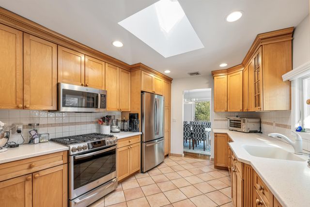 15 KENWOOD DR, Woodcliff Lake, NJ 07677