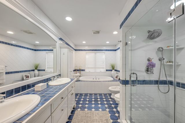 15 KENWOOD DR, Woodcliff Lake, NJ 07677