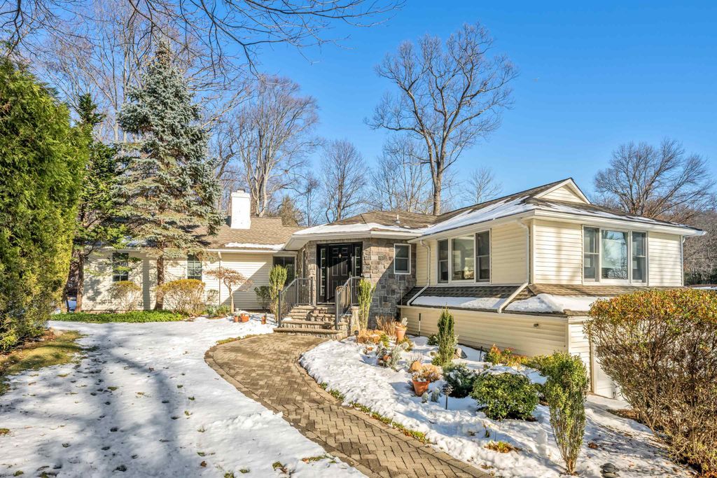 15 KENWOOD DR, Woodcliff Lake, NJ 07677