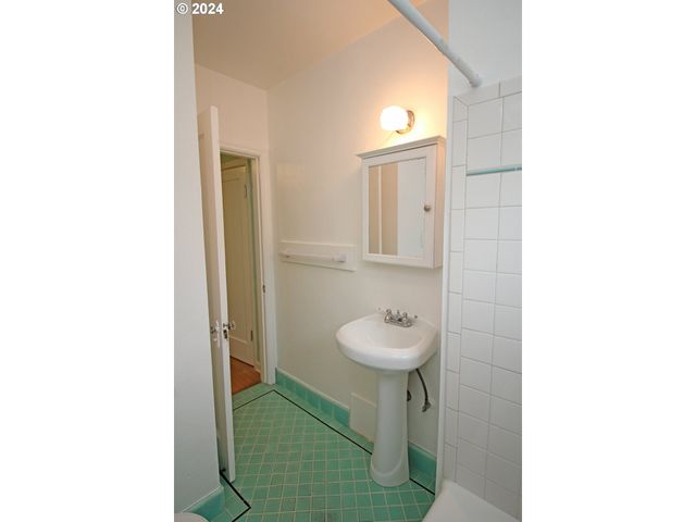 1805 Ne 8TH Ave, Portland, OR 97212