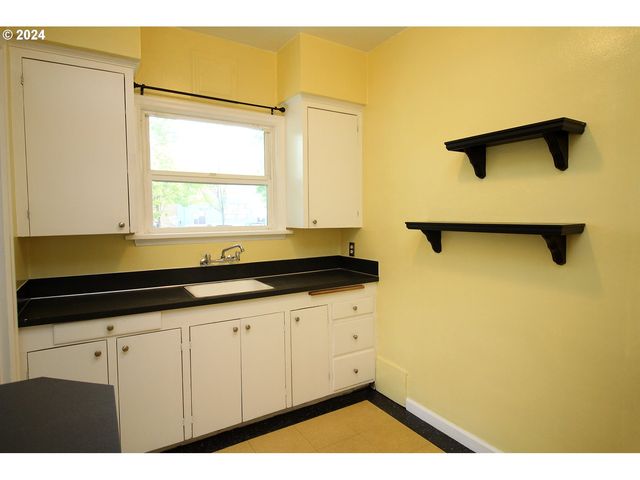 1805 Ne 8TH Ave, Portland, OR 97212