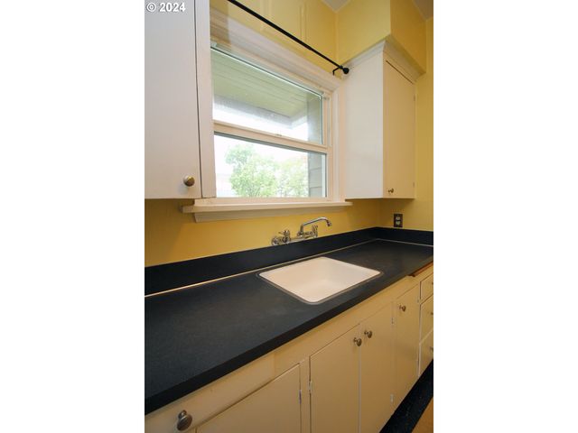 1805 Ne 8TH Ave, Portland, OR 97212