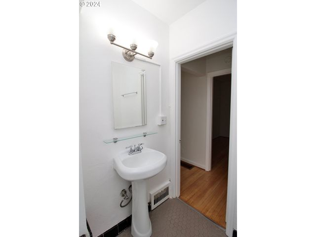 1805 Ne 8TH Ave, Portland, OR 97212