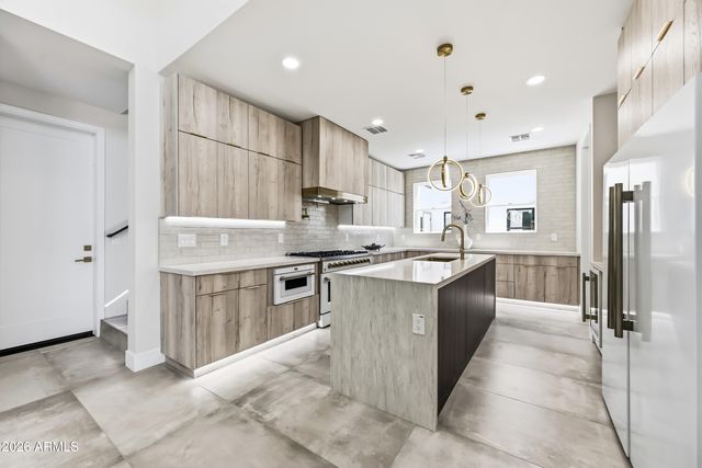 4008 N 34TH Street, Phoenix, AZ 85018