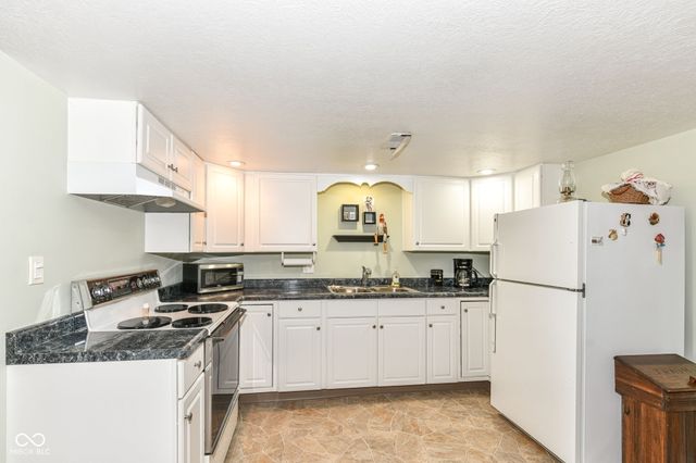 7641 S 500 W, Trafalgar, IN 46181