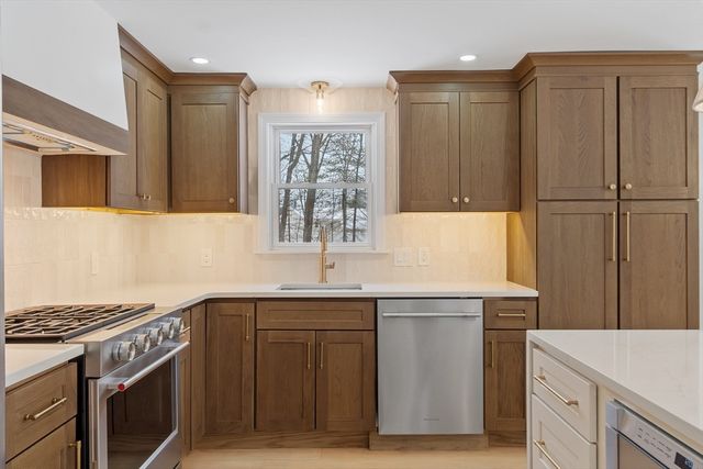 114 Lake St, Peabody, MA 01960