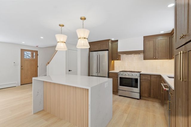 114 Lake St, Peabody, MA 01960