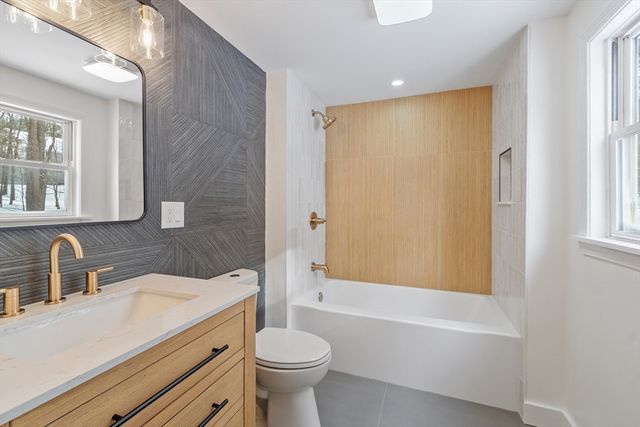 114 Lake St, Peabody, MA 01960