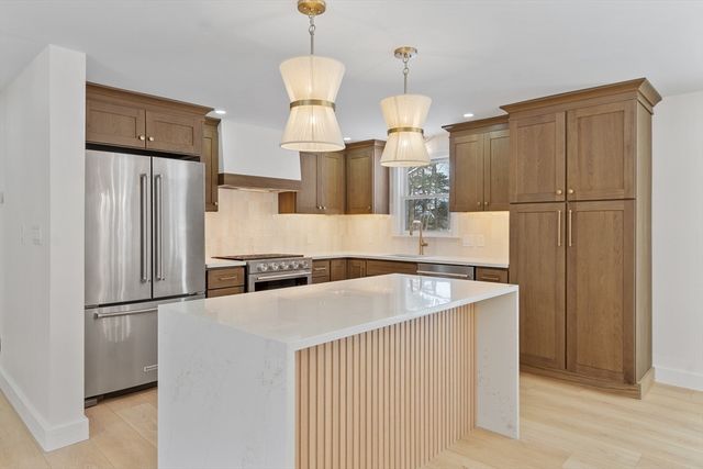 114 Lake St, Peabody, MA 01960