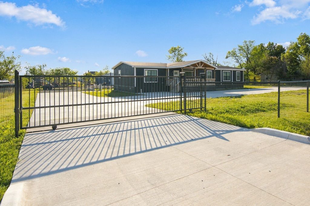 18061 CINDY Lane, Justin, TX 76247 — photo 2