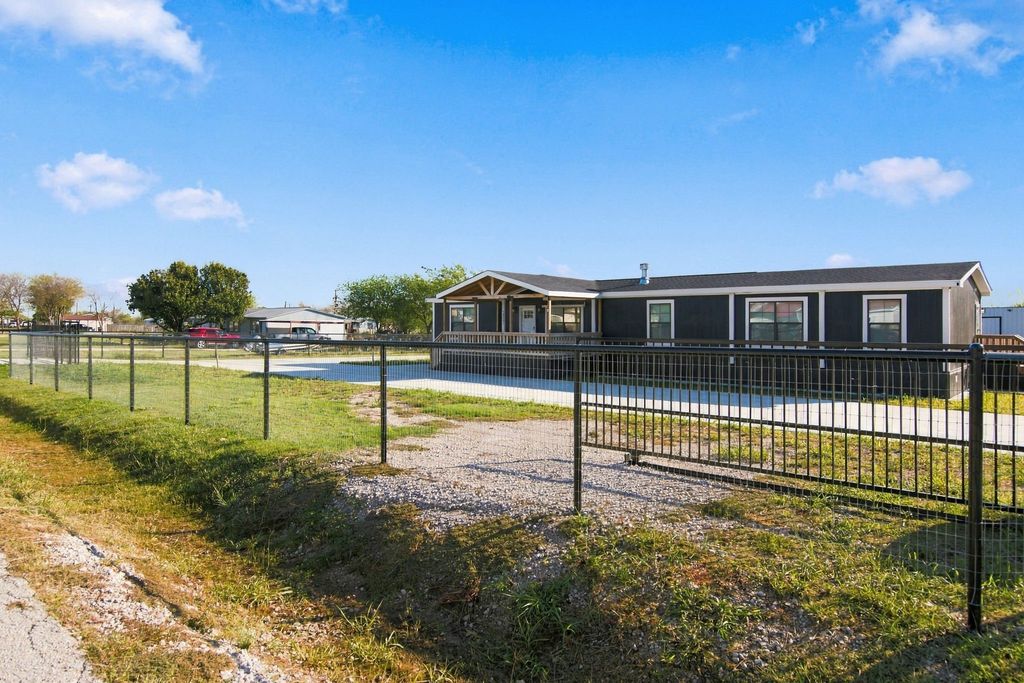 18061 CINDY Lane, Justin, TX 76247 — photo 3